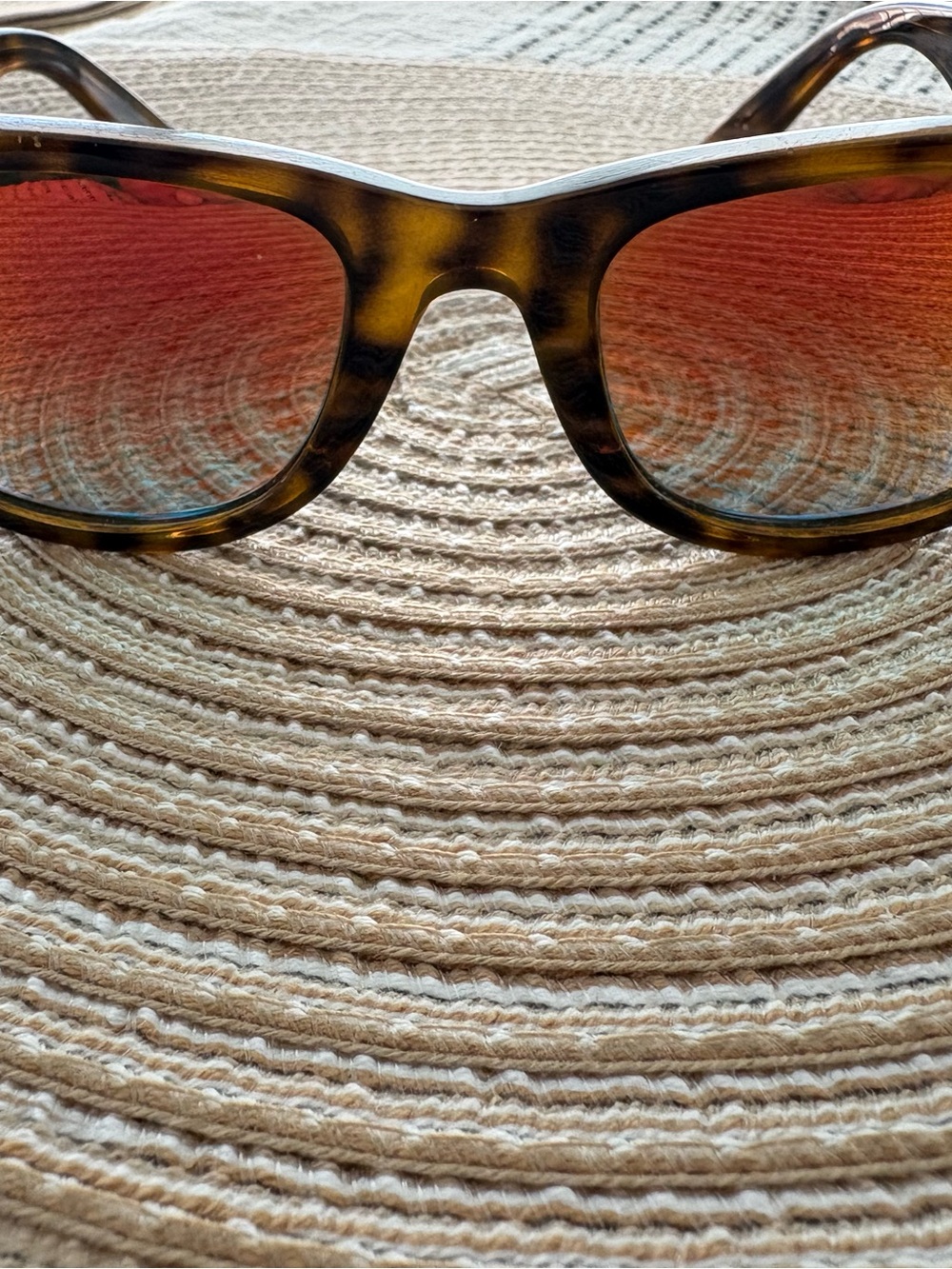 Tortoiseshell Frame Sunglasses with polarized Red Gradient Lenses - Ray Ban